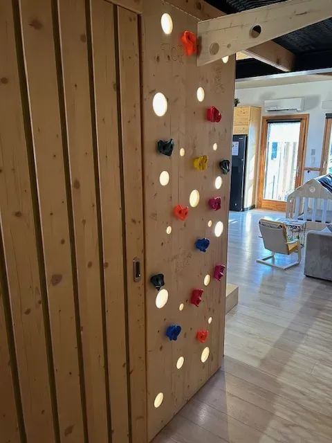mur d'escalade en bois chambre enfant